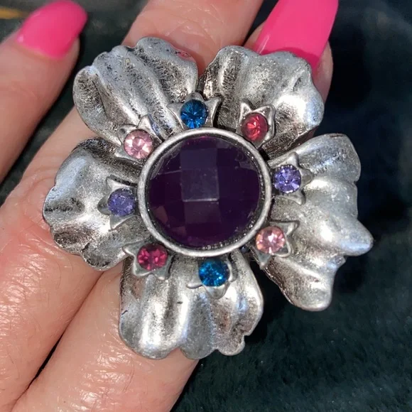 Beautiful silver tone flower 🌸 ring stretch band size 6.5 + - Picture 3 of 13